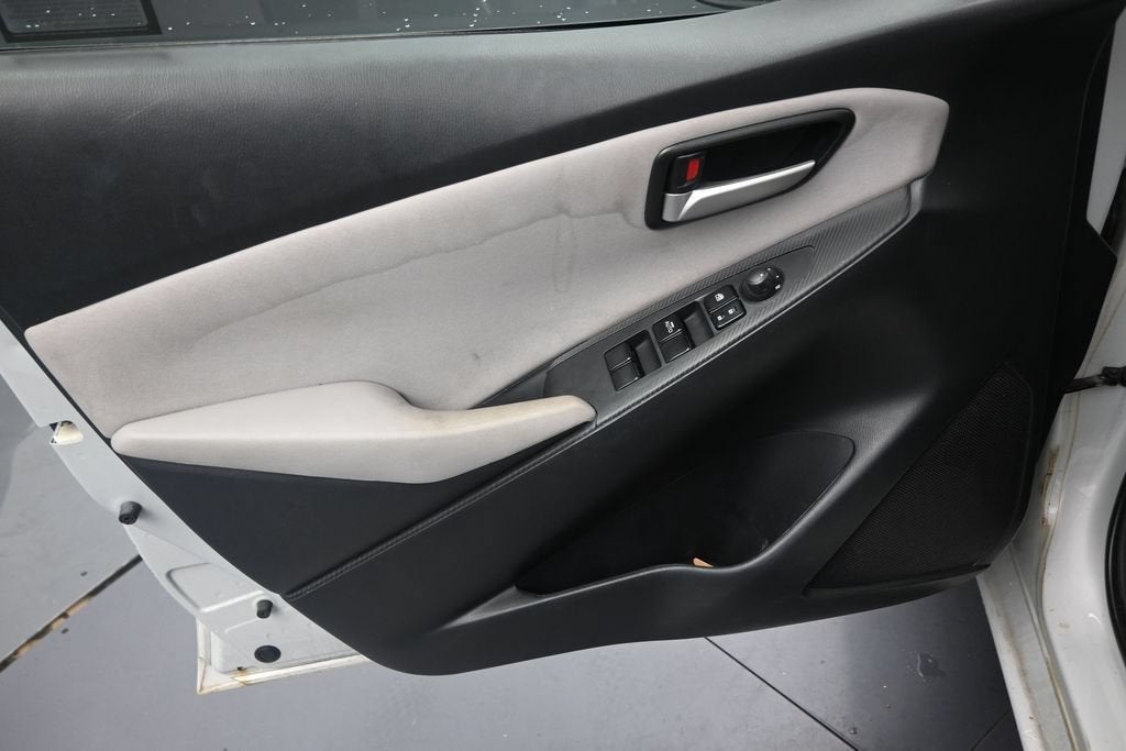2020 Toyota Yaris Hatchback LE