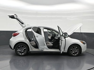 2020 Toyota Yaris Hatchback LE