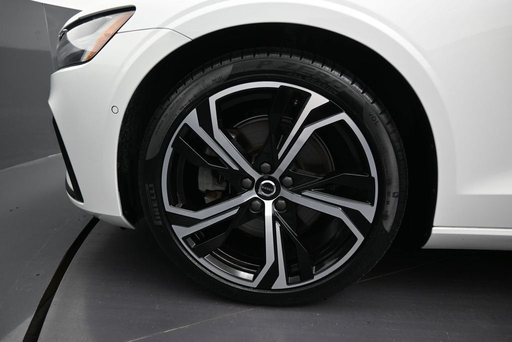 2024 Volvo S60 B5 Plus Dark Theme