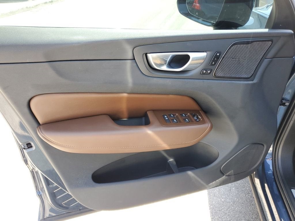 2024 Volvo XC60 Recharge Plug-In Hyb Plus Dark Theme