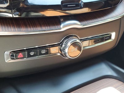 2024 Volvo XC60 Recharge Plug-In Hyb Plus Dark Theme