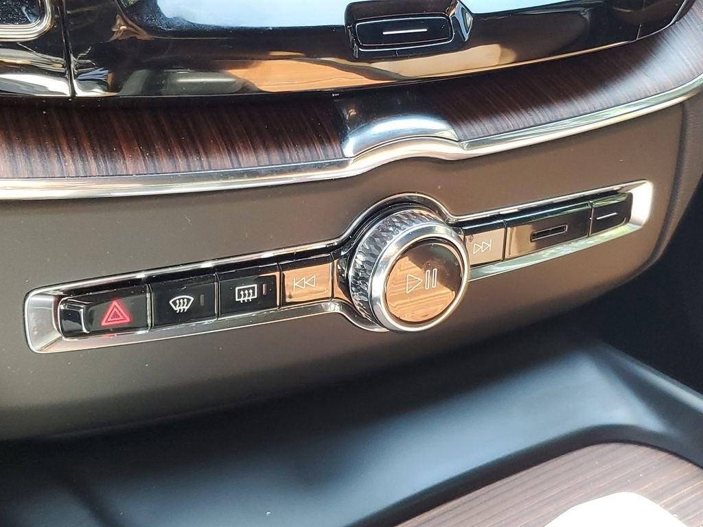 2024 Volvo XC60 Recharge Plug-In Hyb Plus Dark Theme