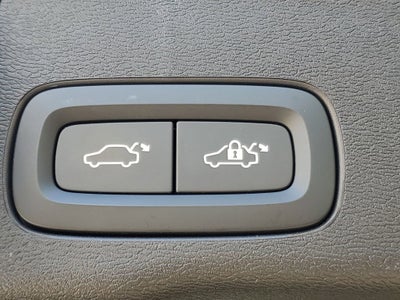 2024 Volvo XC60 Recharge Plug-In Hyb Plus Dark Theme