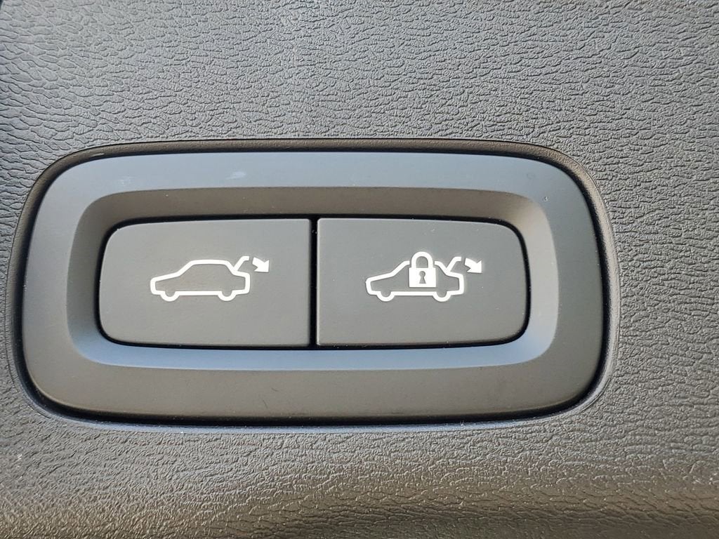 2024 Volvo XC60 Recharge Plug-In Hyb Plus Dark Theme