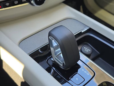 2024 Volvo XC60 Recharge Plug-In Hyb Plus Dark Theme