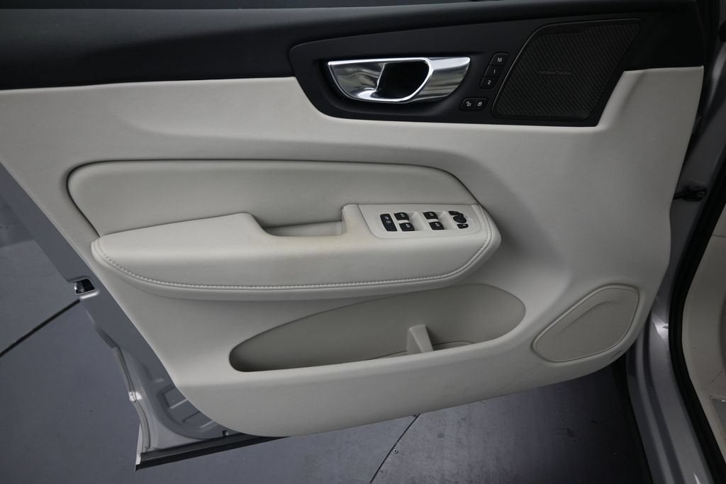 2024 Volvo XC60 Recharge Plug-In Hybrid T8 Ultimate Dark Theme
