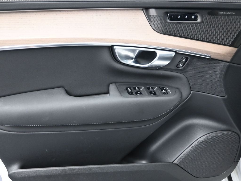 2025 Volvo XC90 Plug-In Hybrid Plus