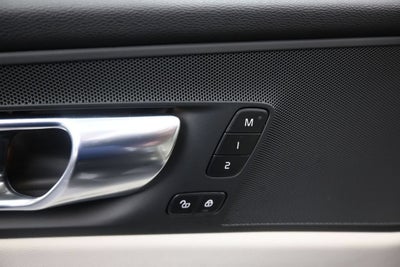 2025 Volvo XC60 Plug-In Hybrid Plus