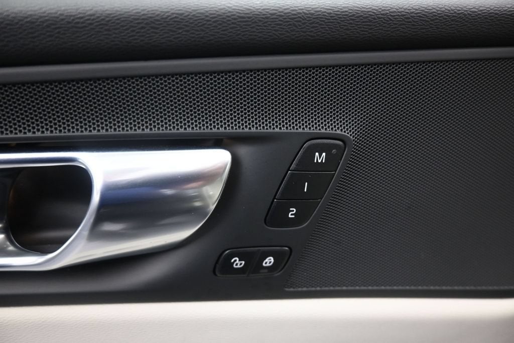 2025 Volvo XC60 Plug-In Hybrid Plus