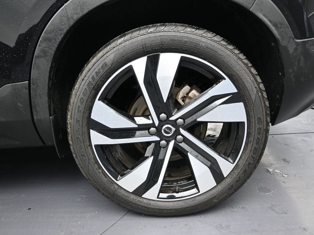 2023 Volvo XC40 Ultimate Dark Theme