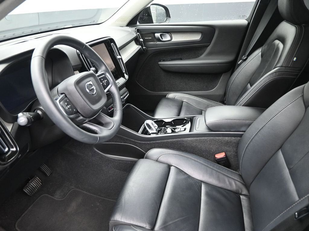 2023 Volvo XC40 Ultimate Dark Theme