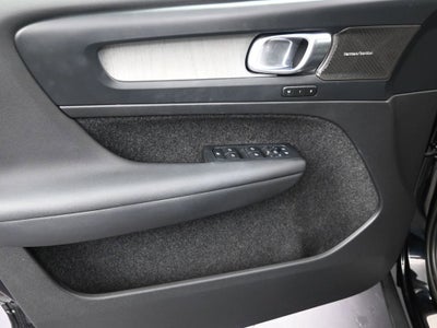 2023 Volvo XC40 Ultimate Dark Theme