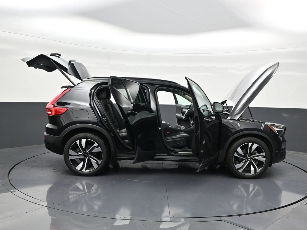 2023 Volvo XC40 Ultimate Dark Theme