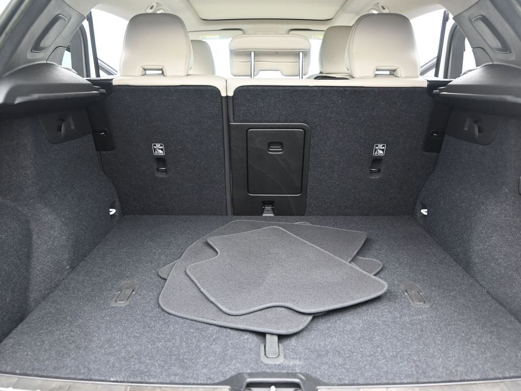 2023 Volvo XC40 Plus Bright Theme