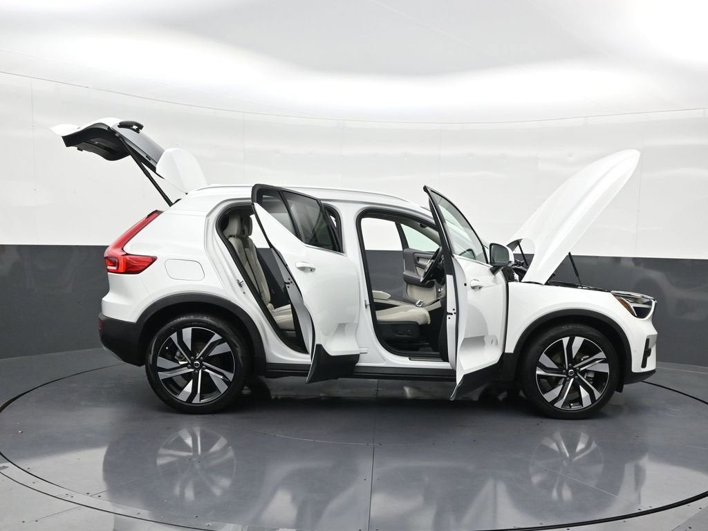 2023 Volvo XC40 Plus Bright Theme