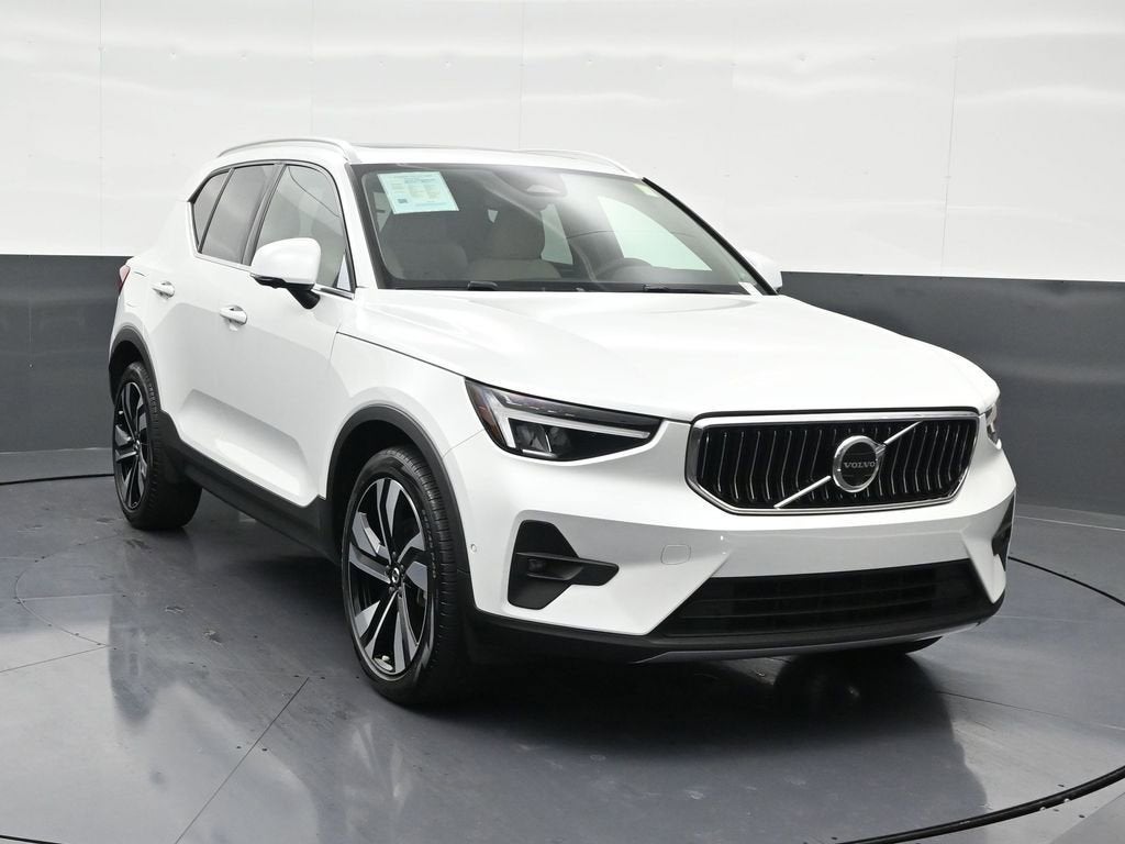2023 Volvo XC40 Plus Bright Theme