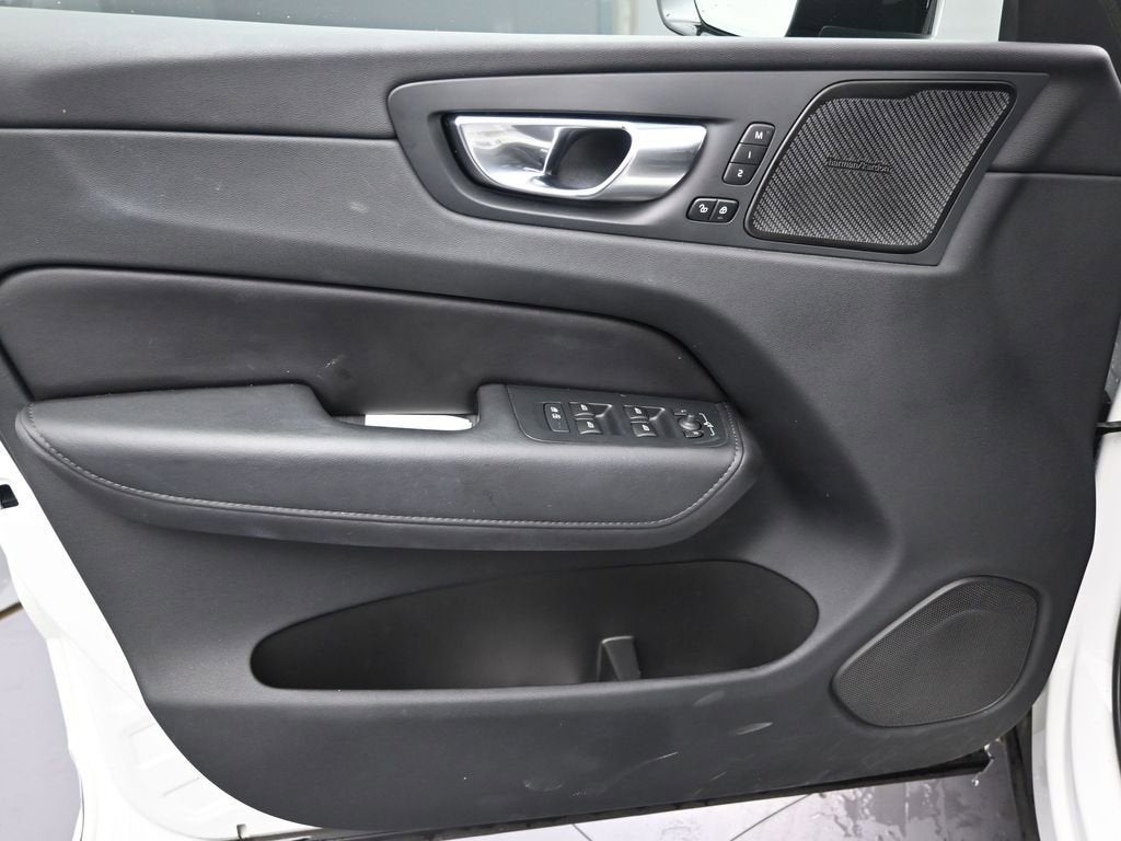 2023 Volvo XC60 B5 Plus Dark Theme