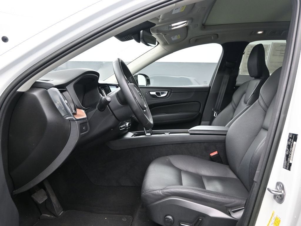 2023 Volvo XC60 B5 Plus Dark Theme