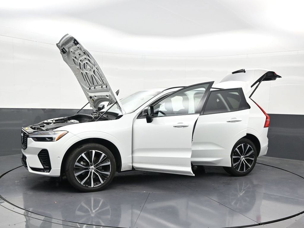 2023 Volvo XC60 B5 Plus Dark Theme