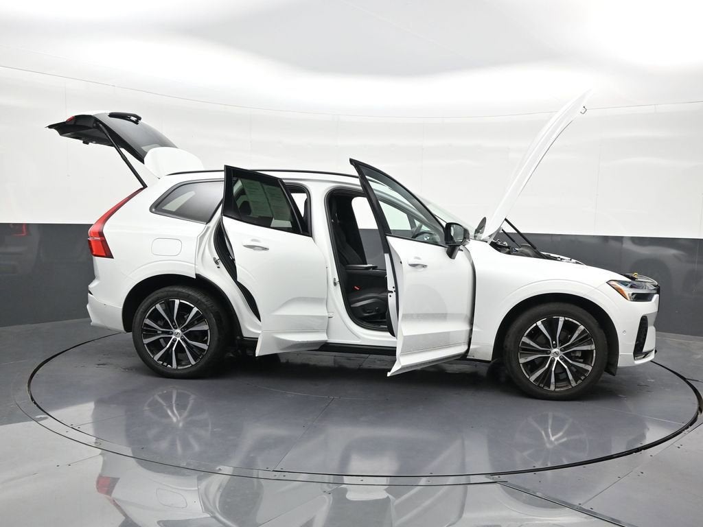 2023 Volvo XC60 B5 Plus Dark Theme