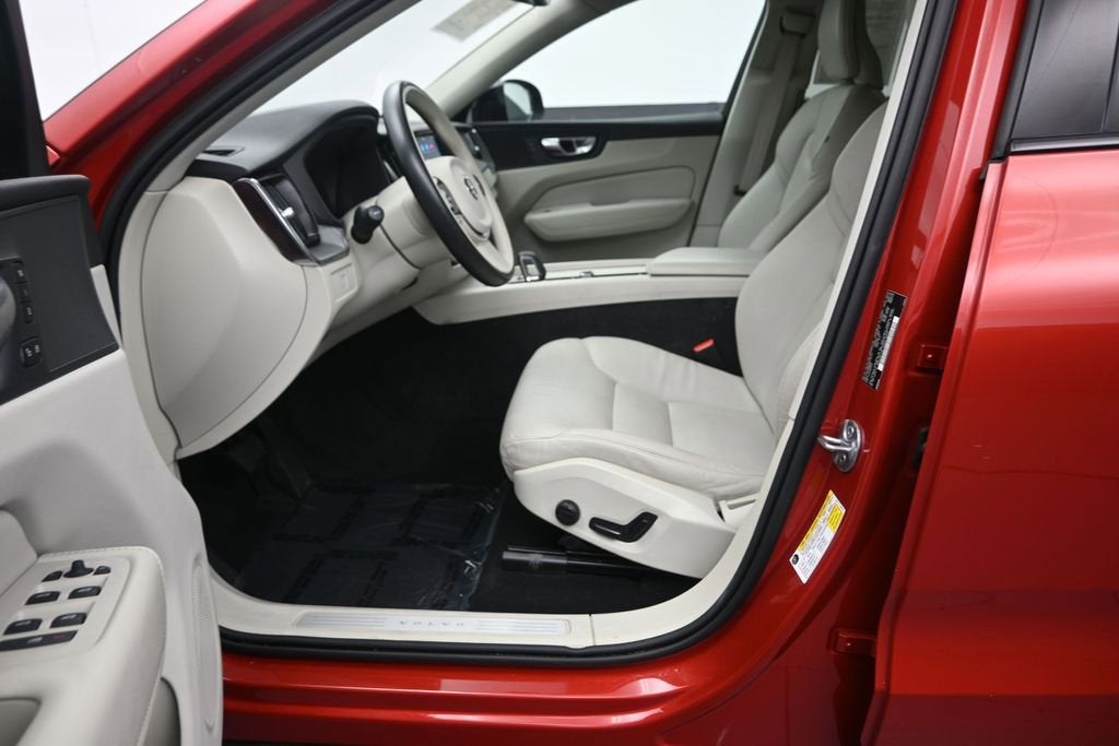 2024 Volvo XC60 Core Dark Theme