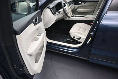2024 Volvo XC60 B5 Core Dark Theme