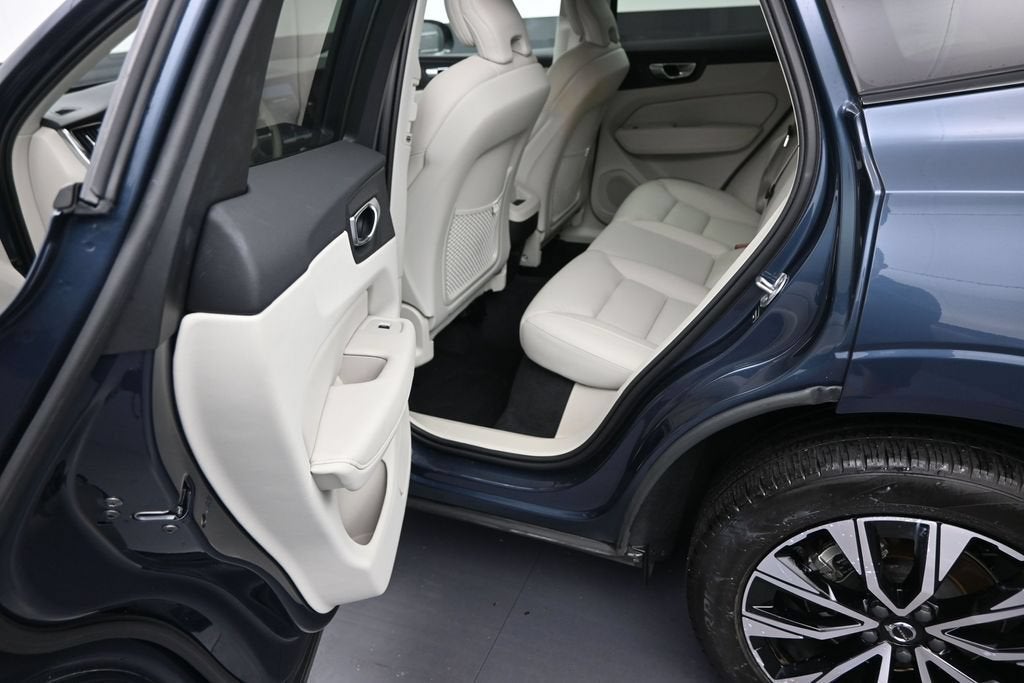 2024 Volvo XC60 B5 Core Dark Theme