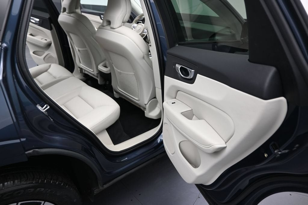 2024 Volvo XC60 B5 Core Dark Theme