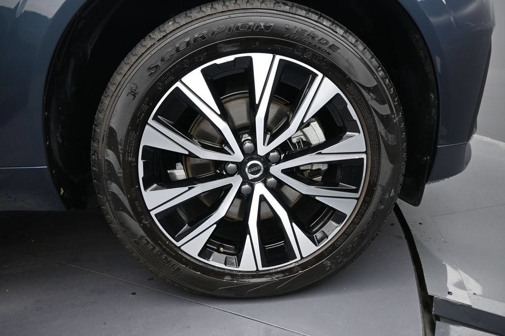 2024 Volvo XC60 B5 Core Dark Theme