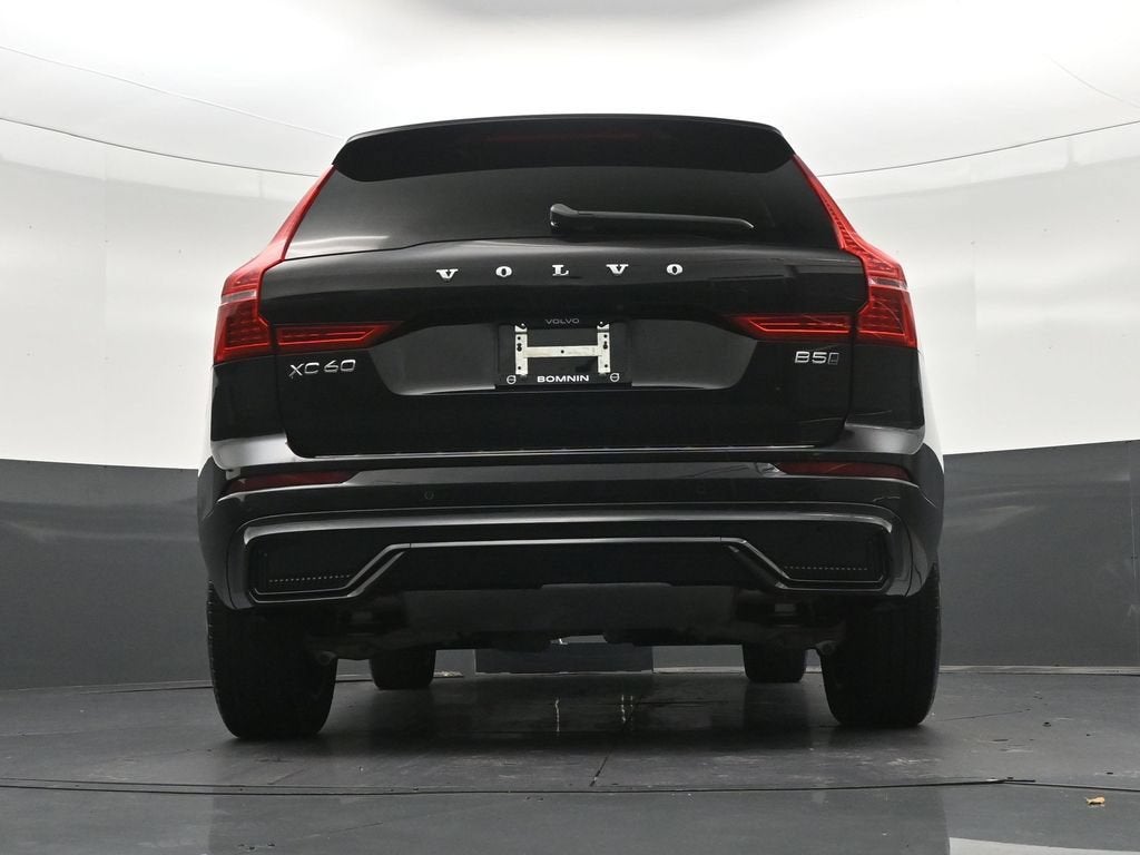 2024 Volvo XC60 B5 Core Dark Theme