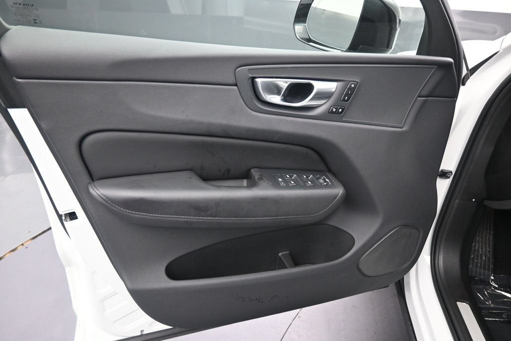 2024 Volvo XC60 B5 Core Dark Theme