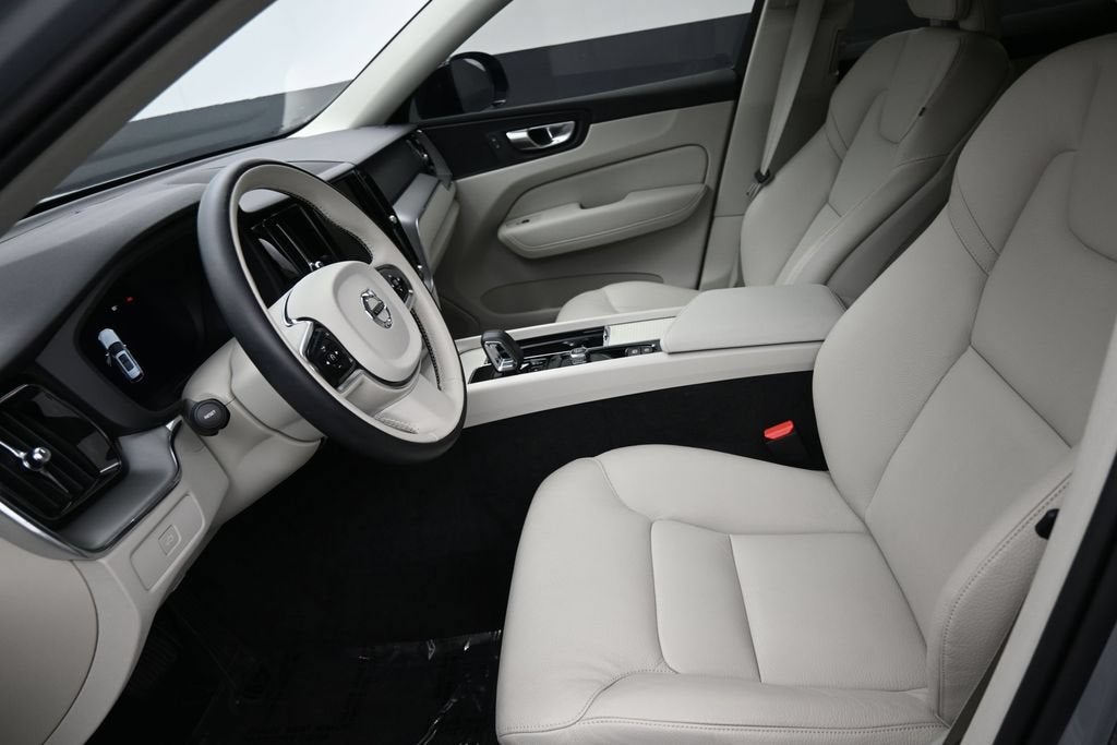 2024 Volvo XC60 B5 Core Dark Theme