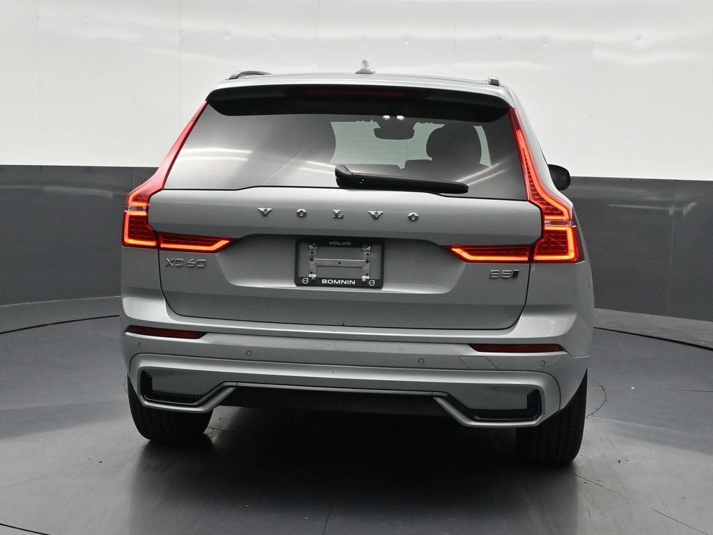 2024 Volvo XC60 B5 Core Dark Theme