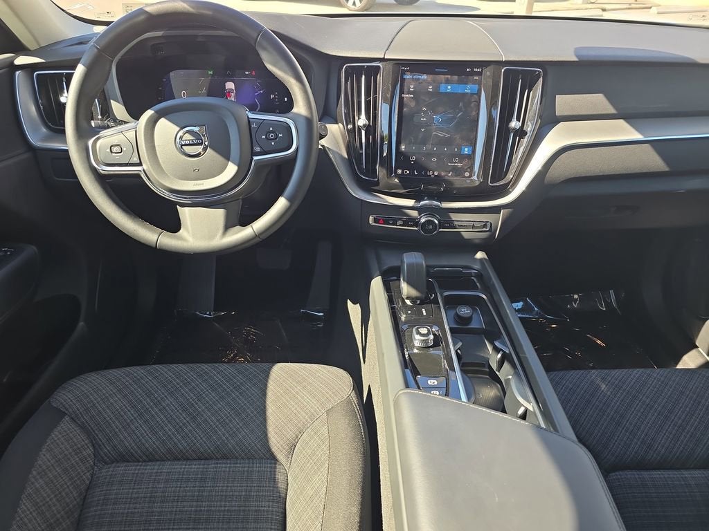2024 Volvo XC60 Core Dark Theme