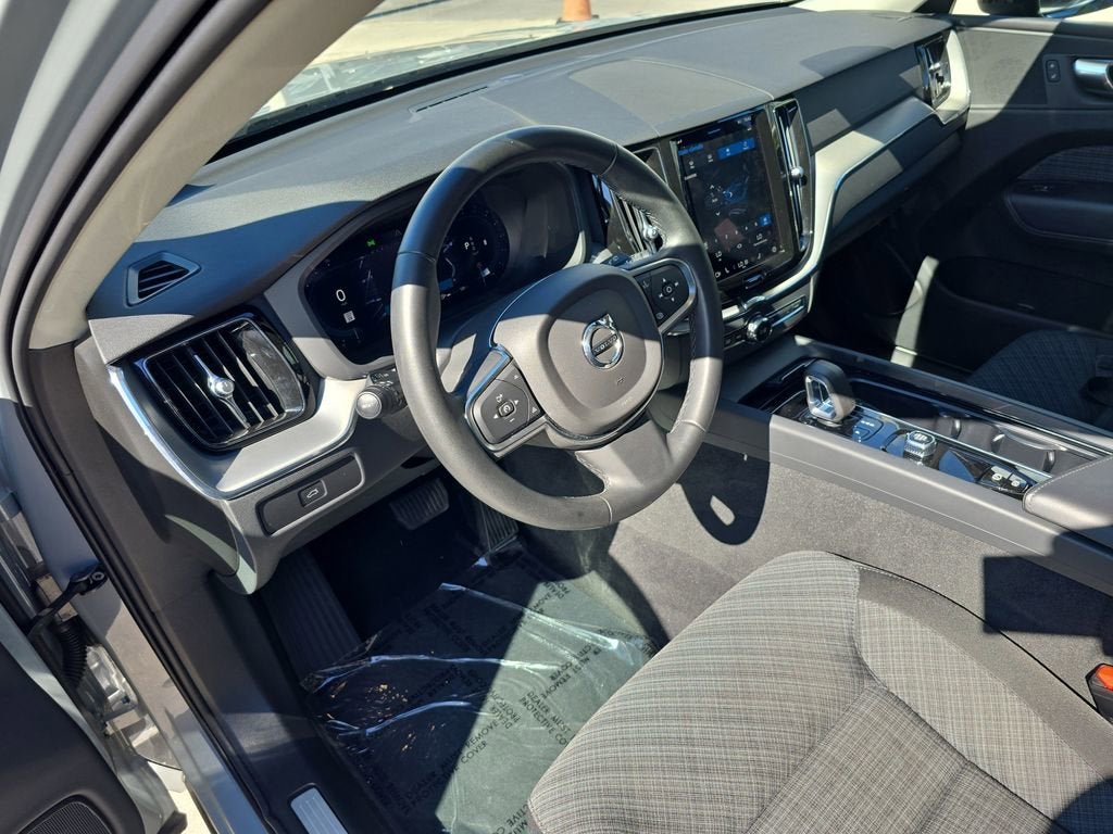 2024 Volvo XC60 Core Dark Theme