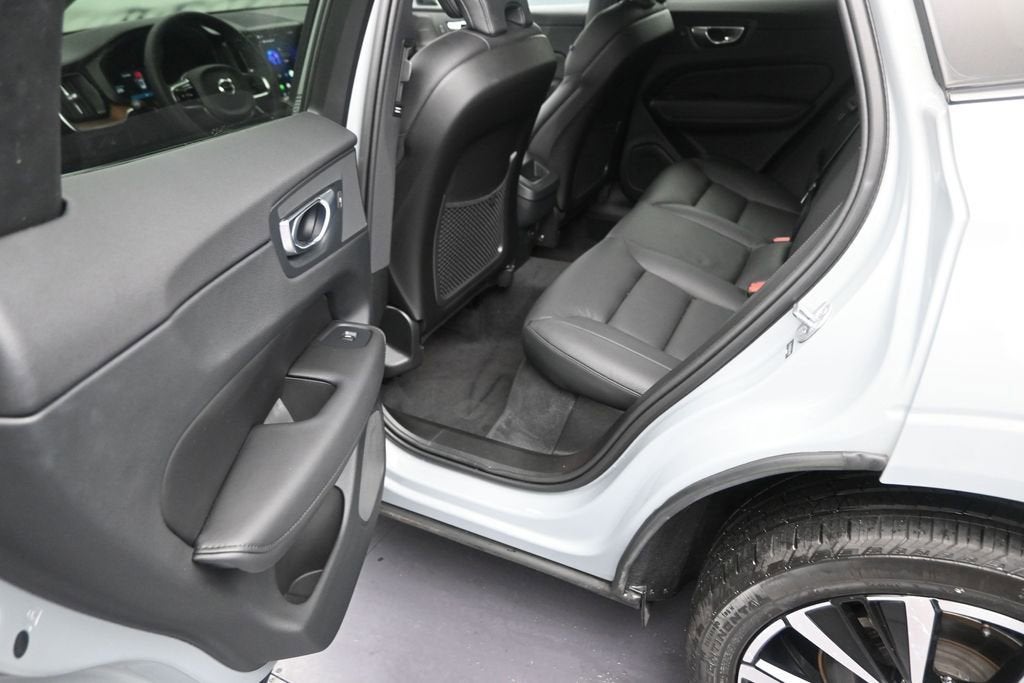 2024 Volvo XC60 Plus Dark Theme