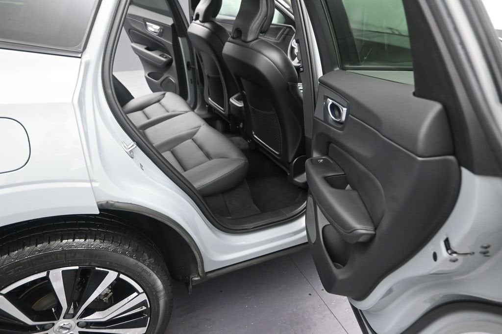 2024 Volvo XC60 Plus Dark Theme