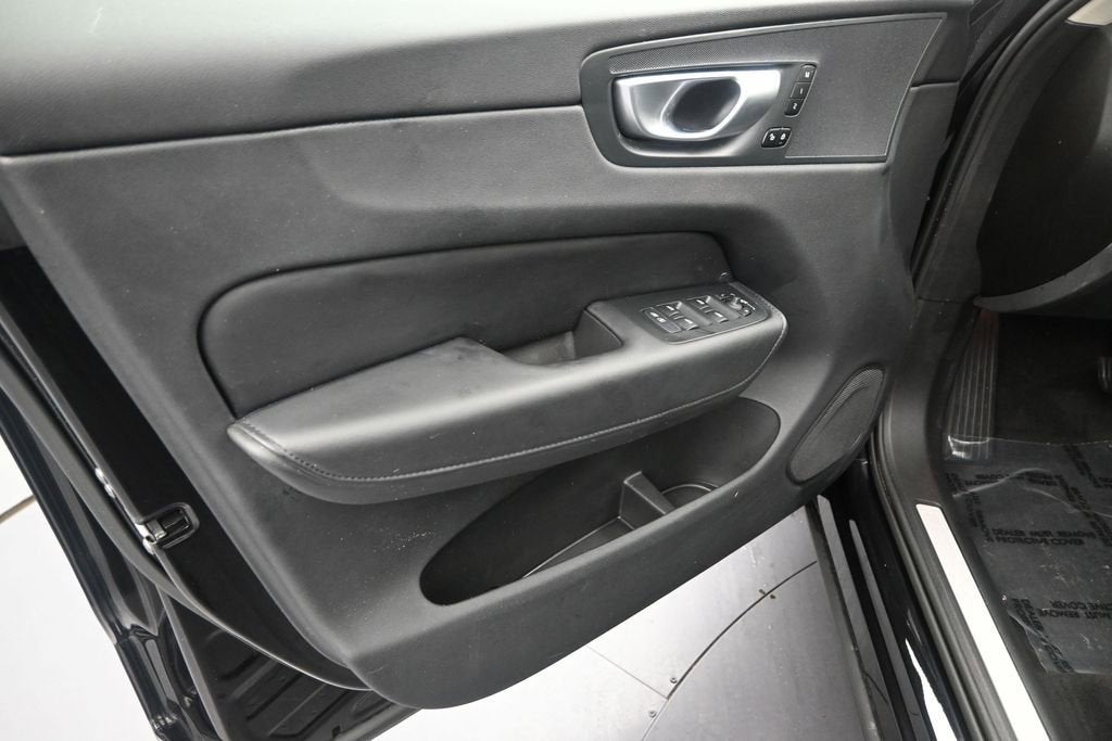 2024 Volvo XC60 Plus Dark Theme