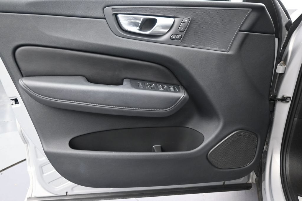 2024 Volvo XC60 Plus Dark Theme