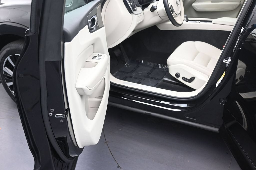 2024 Volvo XC60 B5 Plus Dark Theme