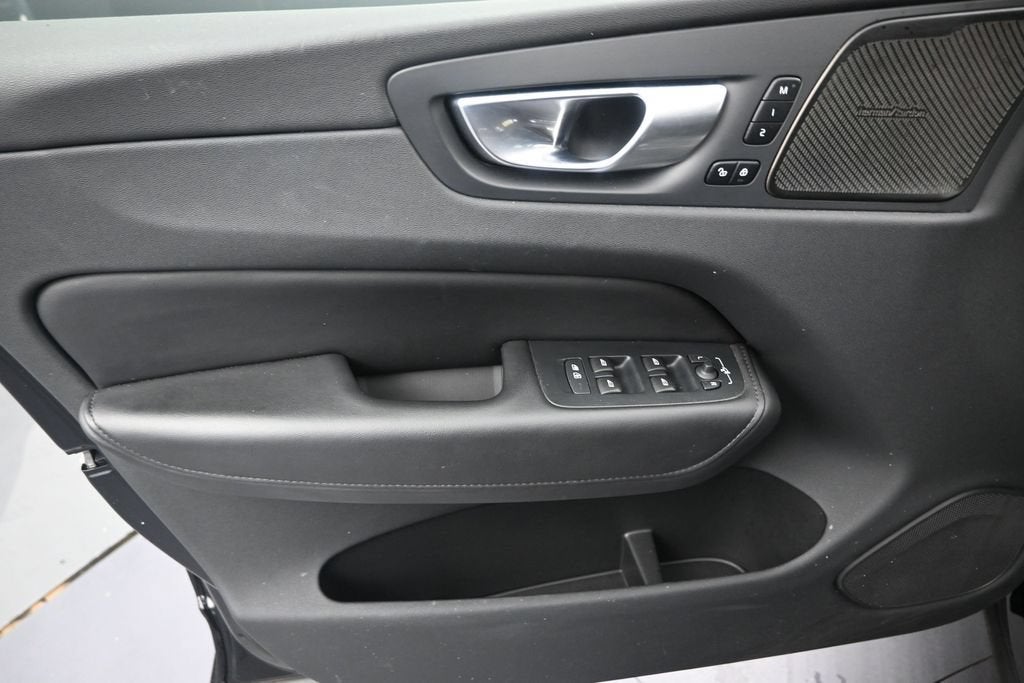 2024 Volvo XC60 B5 Plus Dark Theme