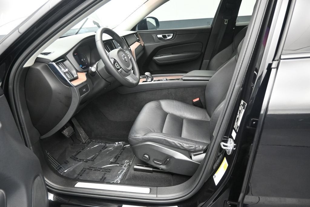 2024 Volvo XC60 B5 Plus Dark Theme