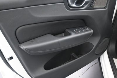2024 Volvo XC60 Plus Dark Theme