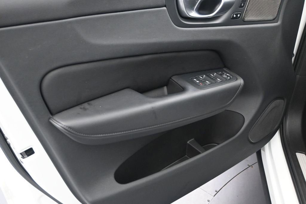 2024 Volvo XC60 Plus Dark Theme