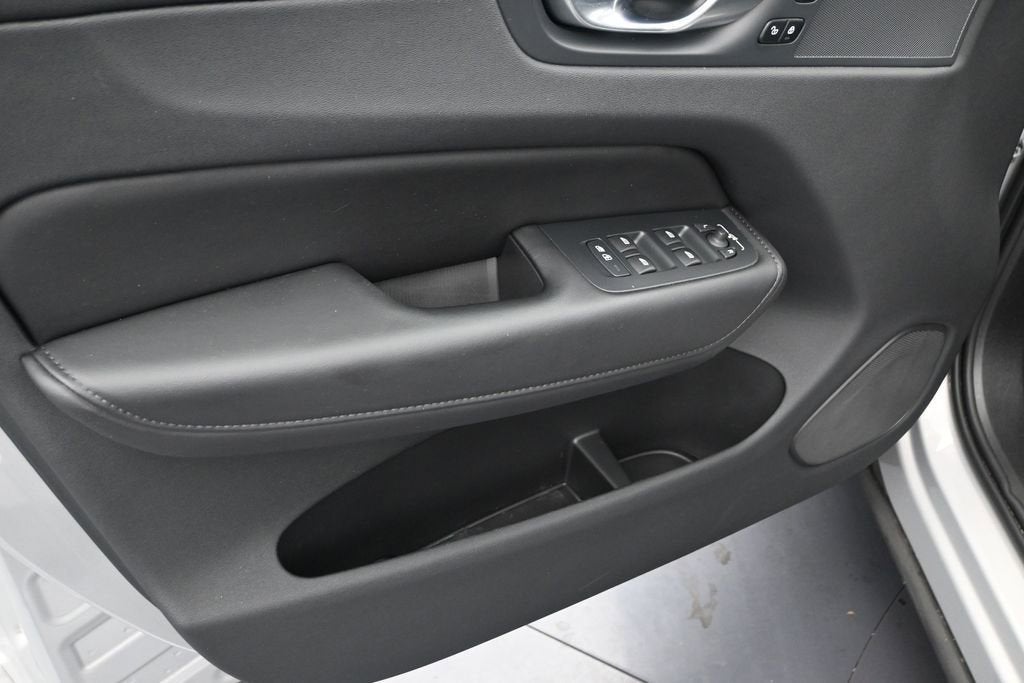 2024 Volvo XC60 Plus Dark Theme