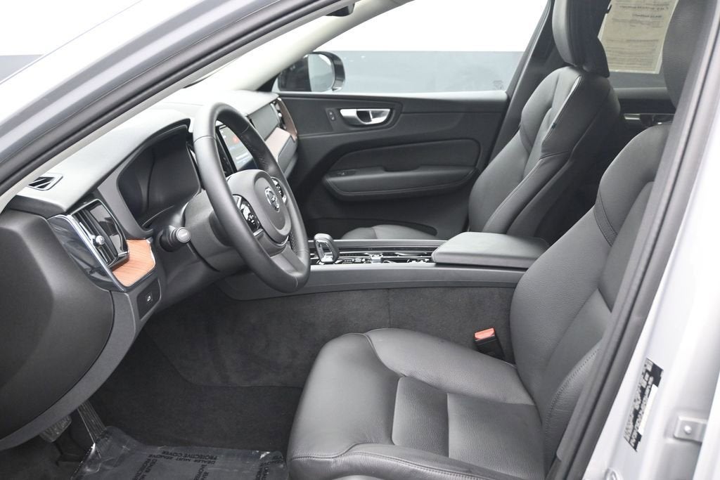 2024 Volvo XC60 Plus Dark Theme