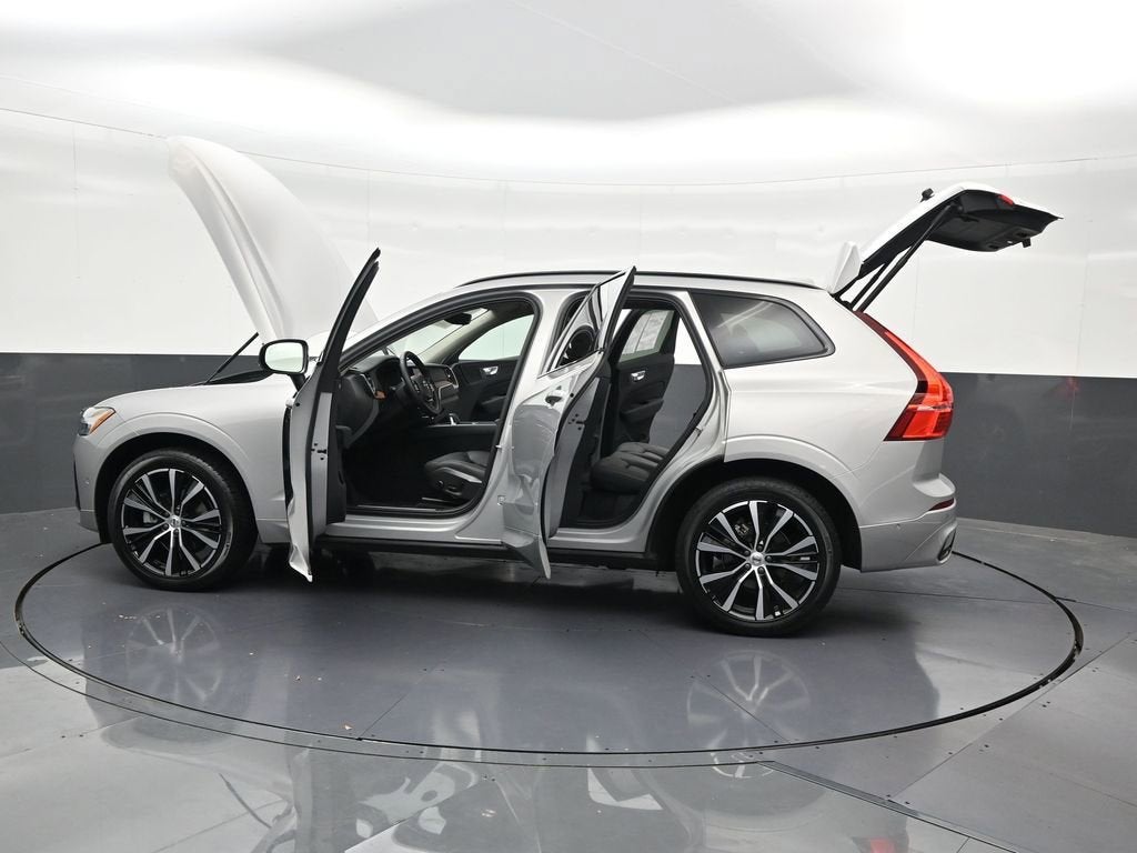 2024 Volvo XC60 Plus Dark Theme