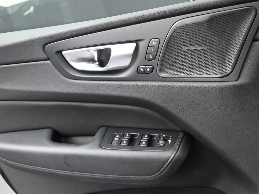 2024 Volvo XC60 Plus Dark Theme