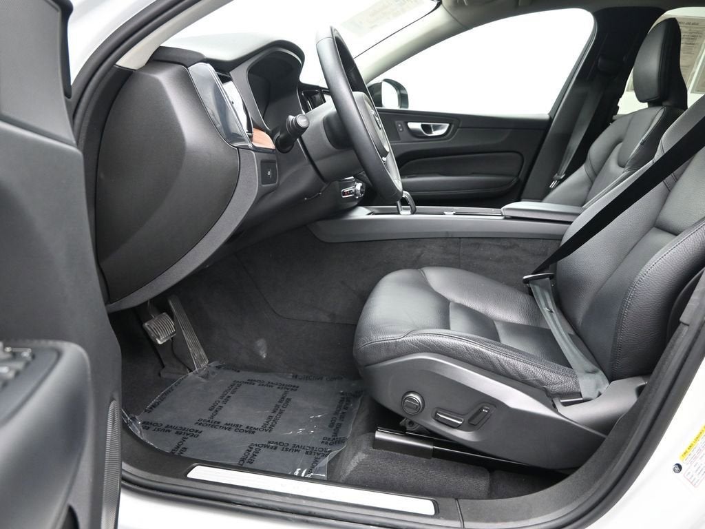 2024 Volvo XC60 Plus Dark Theme