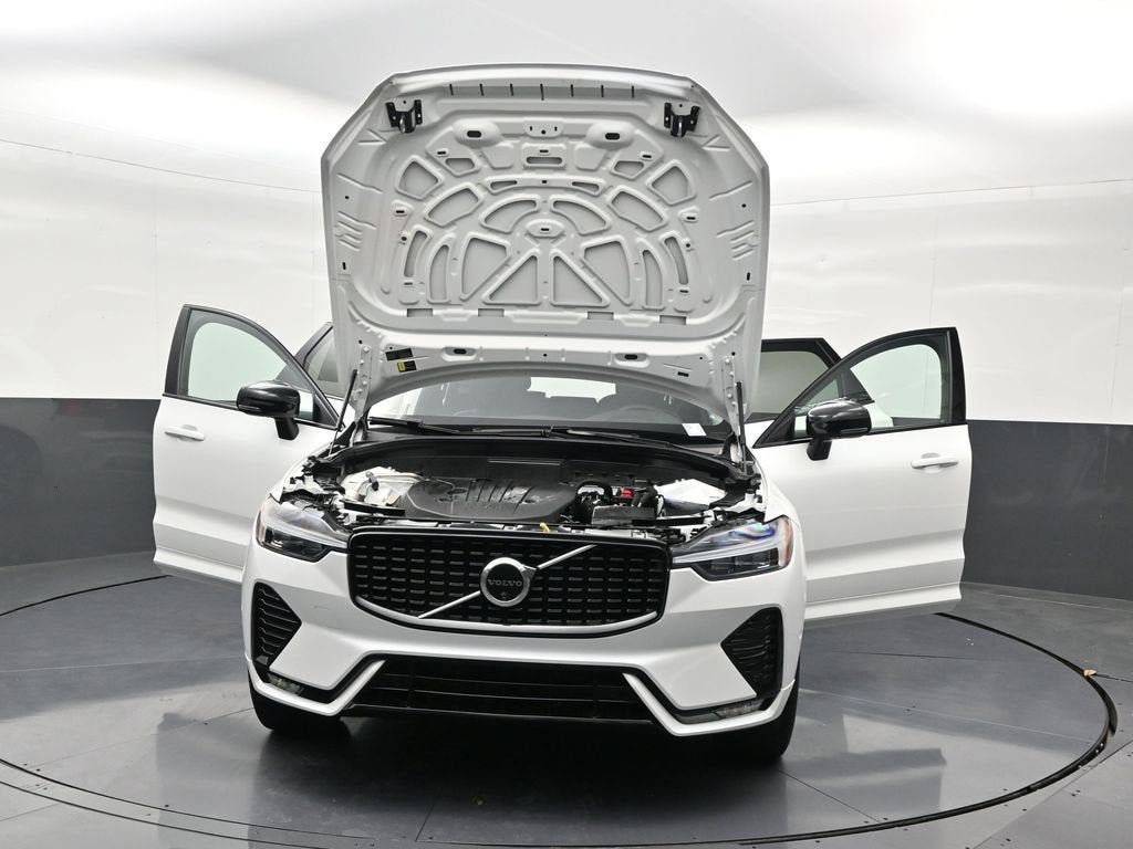 2024 Volvo XC60 Plus Dark Theme